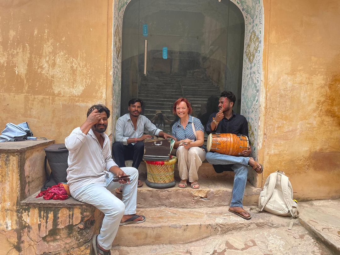 india04