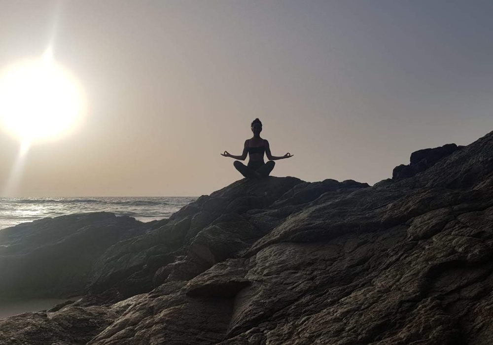 imagen postura yoga al amanecer
