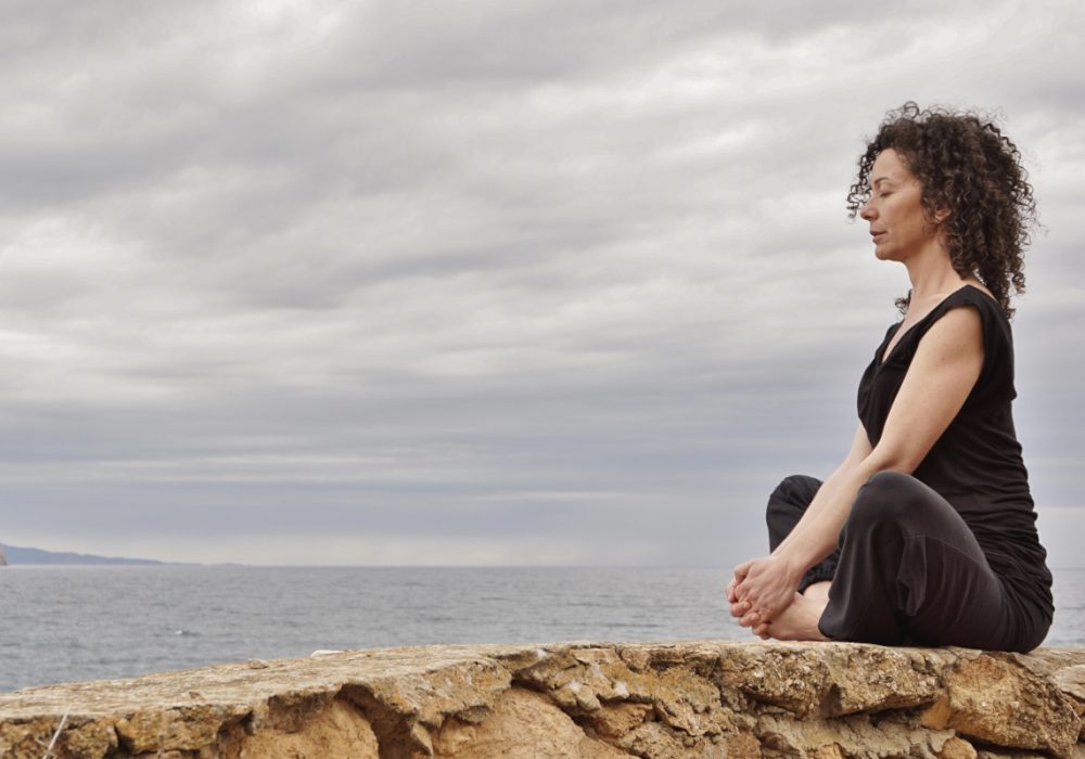 Ioga meditación en el mar