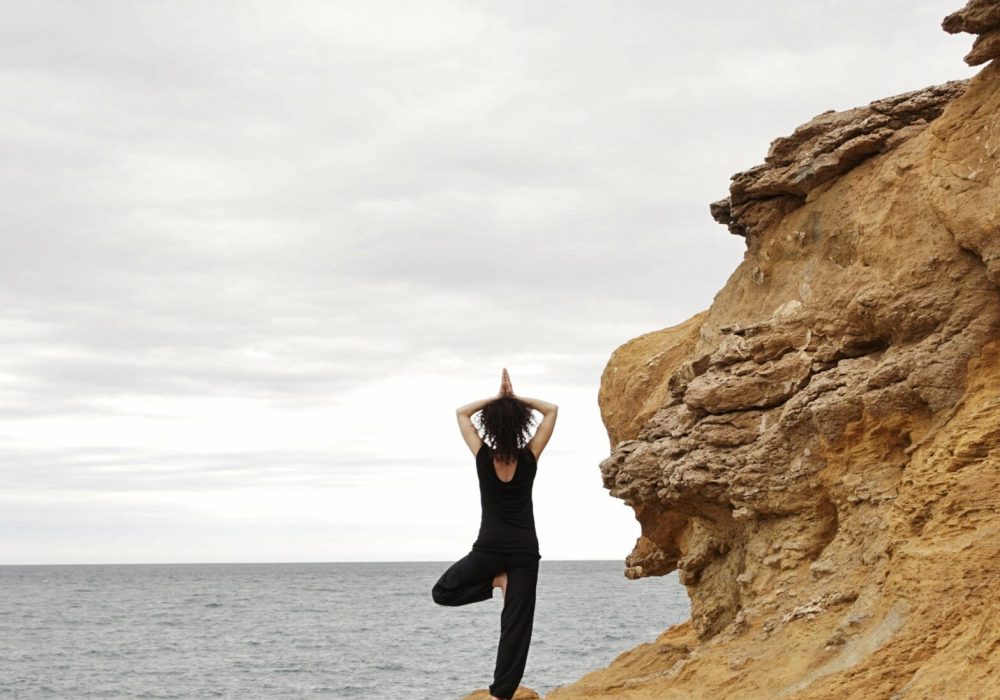 Postura yoga al mar